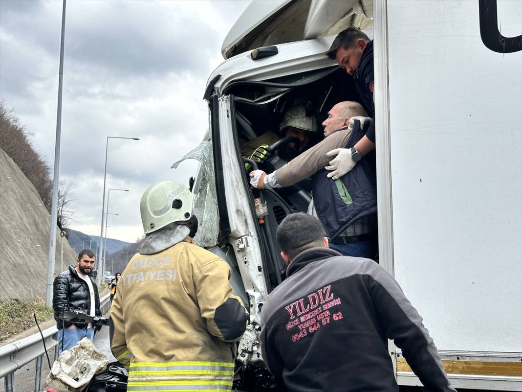 Kargo kamyonu önce TIR'a ardından bariyere çarptı, ekipler yardıma koştu 2